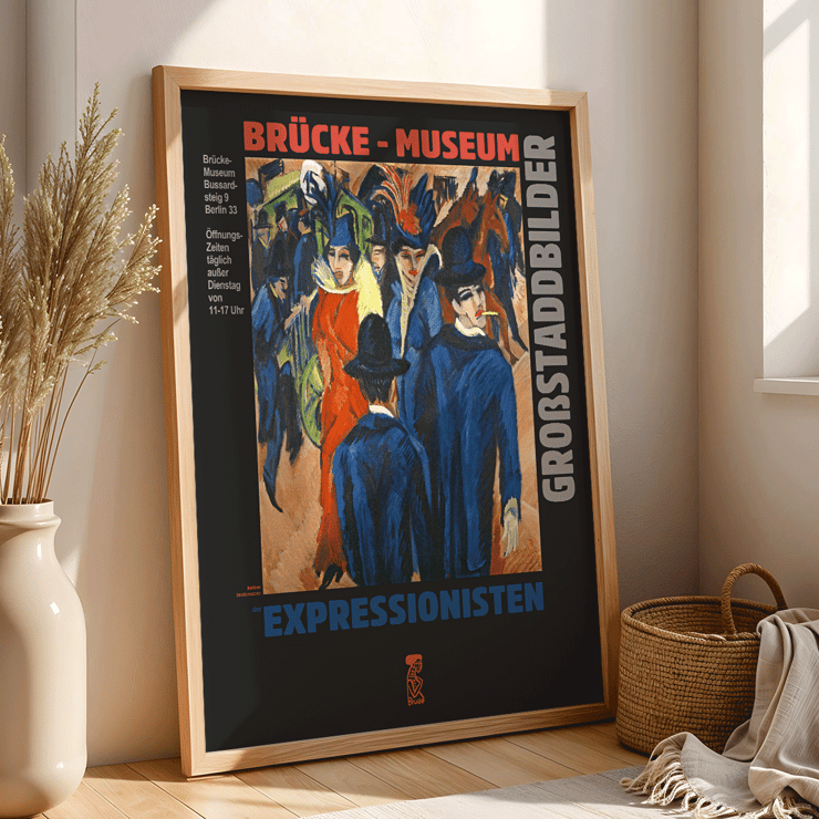 Farbenfrohe Berliner Straßenszene im Brücke-Museum von Ernst Kirchner mit Menschen in farbenfroher Kleidung. Poster präsentiert „Berliner Straßenszene“ im Brücke-Museum von Ernst Kirchner und hebt lebendige expressionistische Kunstwerke hervor