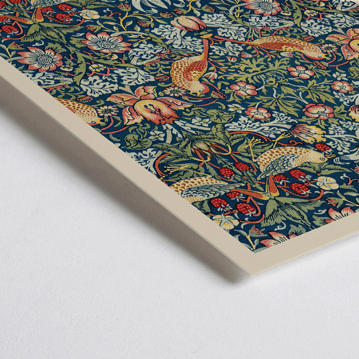 Aufwändiges Kunstwerk mit Blumen- und Vogelmuster „Strawberry Thief“ von William Morris. Poster von Strawberry Thief von William Morris mit komplizierten Blumen- und Vogelmustern in satten Farben.