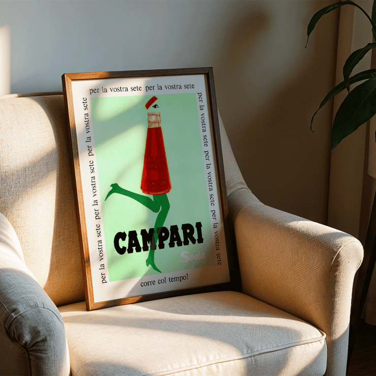 Das Campari-Soda-Werbeplakat von Franz Marangolo zeigt eine stilisierte Flasche mit grünen Beinen und Text. Werbeplakat für Campari Soda von Leonetto Cappiello mit einer Flasche mit laufenden Beinen auf grünem Hintergrund.