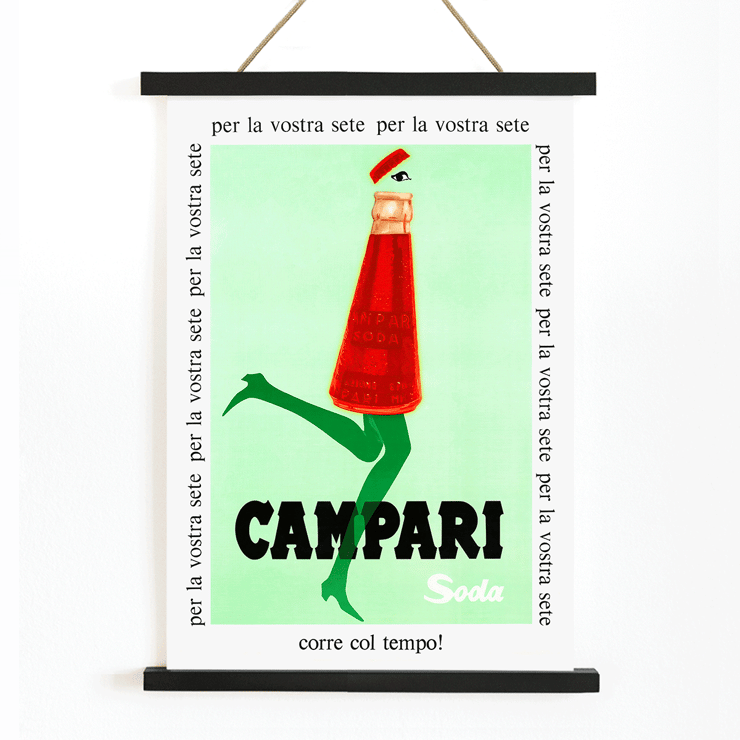 Das Campari-Soda-Werbeplakat von Franz Marangolo zeigt eine stilisierte Flasche mit grünen Beinen und Text. Werbeplakat für Campari Soda von Leonetto Cappiello mit einer Flasche mit laufenden Beinen auf grünem Hintergrund.
