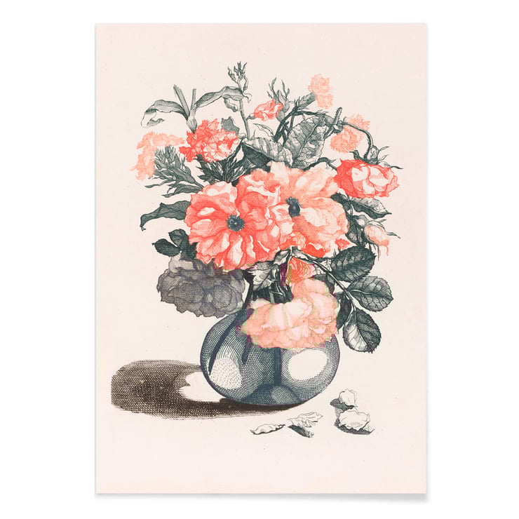 Glass vase with petals Glass vase with petals
