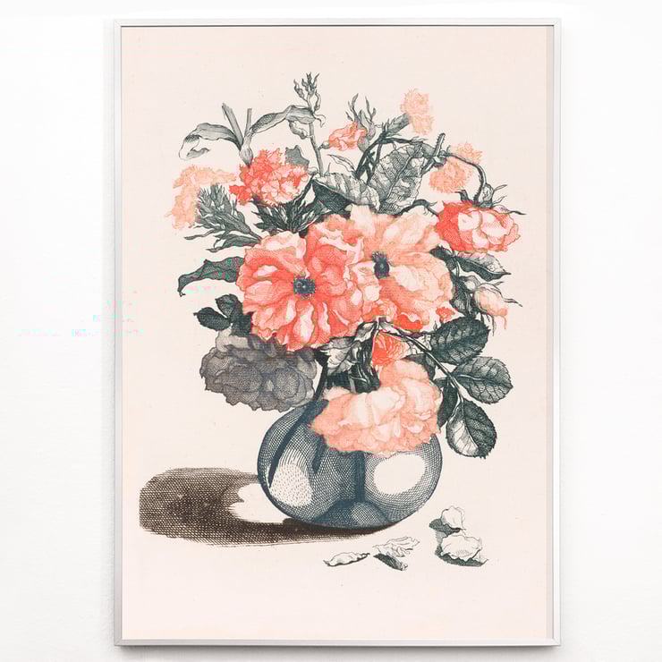 Glass vase with petals Glass vase with petals