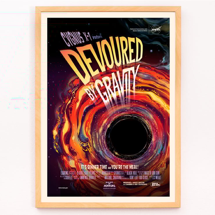 Obra de arte titulada Devoured by Gravity de la NASA que presenta una vibrante ilustración cósmica. Póster titulado Devorado por la gravedad por la NASA presenta una representación colorida y arremolinada de un agujero negro consumiendo materia.