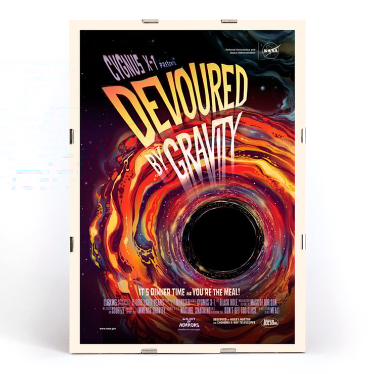 Obra de arte titulada Devoured by Gravity de la NASA que presenta una vibrante ilustración cósmica. Póster titulado Devorado por la gravedad por la NASA presenta una representación colorida y arremolinada de un agujero negro consumiendo materia.