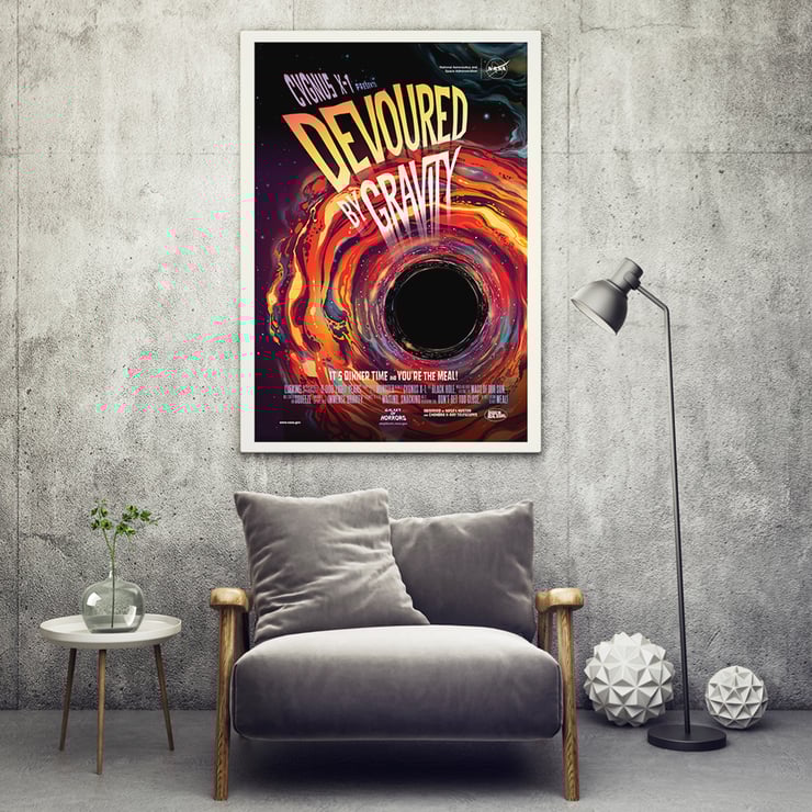 Obra de arte titulada Devoured by Gravity de la NASA que presenta una vibrante ilustración cósmica. Póster titulado Devorado por la gravedad por la NASA presenta una representación colorida y arremolinada de un agujero negro consumiendo materia.