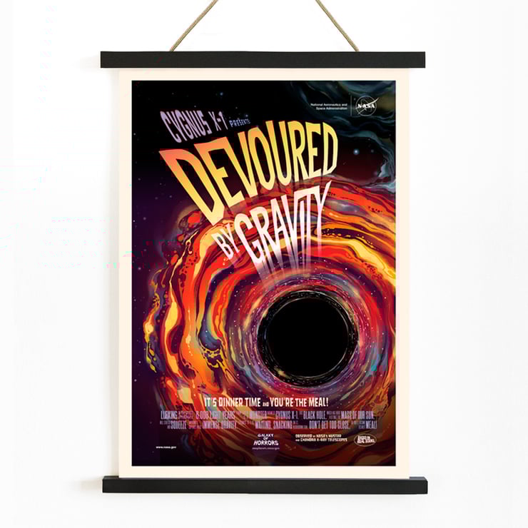 Obra de arte titulada Devoured by Gravity de la NASA que presenta una vibrante ilustración cósmica. Póster titulado Devorado por la gravedad por la NASA presenta una representación colorida y arremolinada de un agujero negro consumiendo materia.