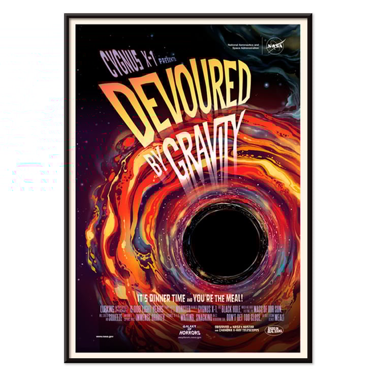 Obra de arte titulada Devoured by Gravity de la NASA que presenta una vibrante ilustración cósmica. Póster titulado Devorado por la gravedad por la NASA presenta una representación colorida y arremolinada de un agujero negro consumiendo materia.