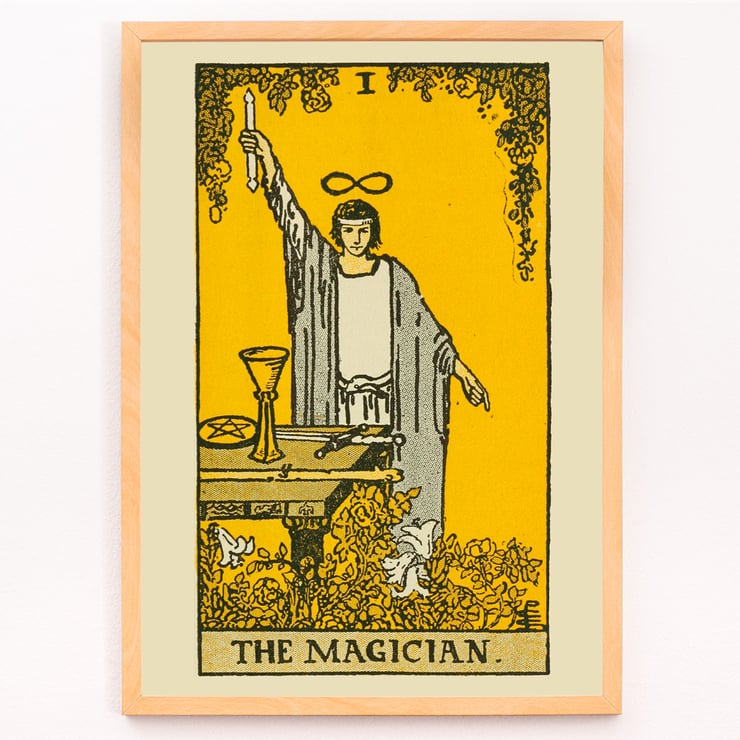 Der Magier aus dem illustrierten Schlüssel zum Tarot von Lauron William de Laurence zeigt eine Figur mit erhobenem Zauberstab und einer Tabelle mit Symbolen Poster der Tarotkarte „Der Magier“ zeigt eine Figur mit erhobenem Arm und Symbolen von Lauron William de Laurence.
