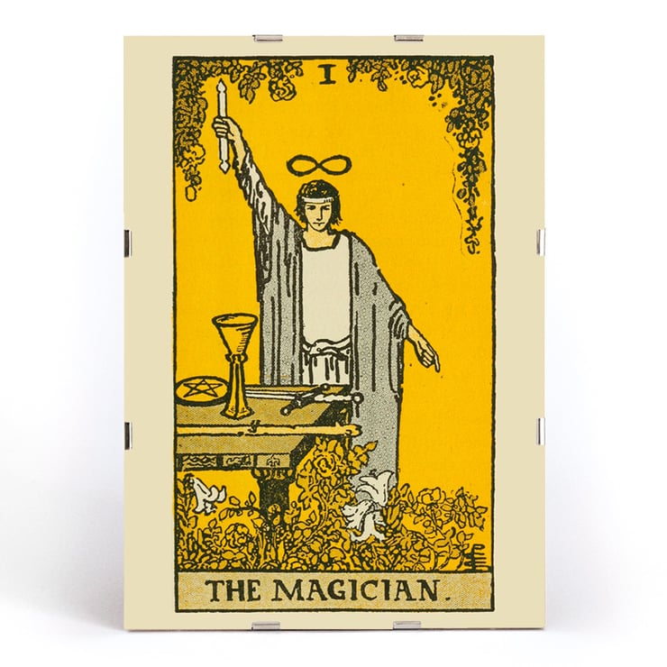 Der Magier aus dem illustrierten Schlüssel zum Tarot von Lauron William de Laurence zeigt eine Figur mit erhobenem Zauberstab und einer Tabelle mit Symbolen Poster der Tarotkarte „Der Magier“ zeigt eine Figur mit erhobenem Arm und Symbolen von Lauron William de Laurence.