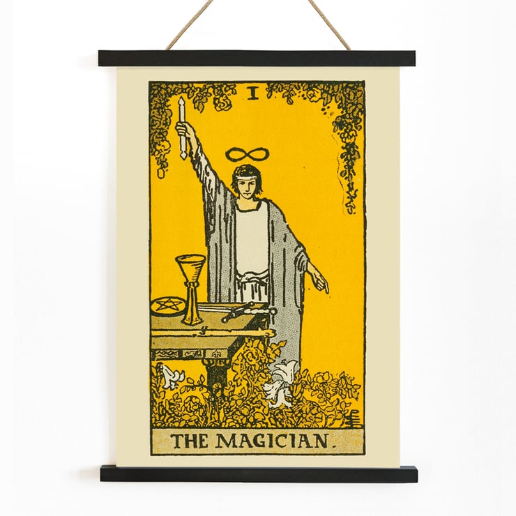Der Magier aus dem illustrierten Schlüssel zum Tarot von Lauron William de Laurence zeigt eine Figur mit erhobenem Zauberstab und einer Tabelle mit Symbolen Poster der Tarotkarte „Der Magier“ zeigt eine Figur mit erhobenem Arm und Symbolen von Lauron William de Laurence.