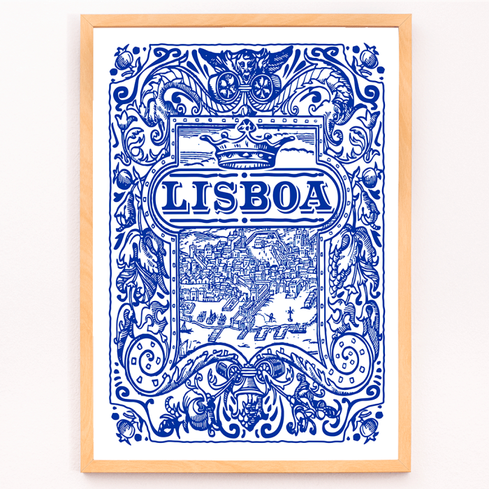 Póster presenta un intrincado paisaje urbano de Lisboa en azul y blanco y diseños ornamentados titulado Azulejo de Lisboa pintado en azul 2.