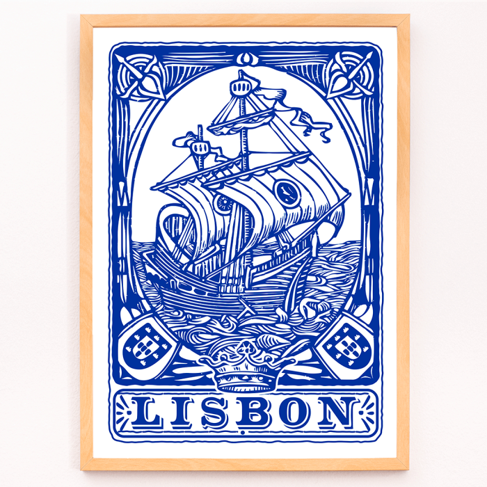 Póster con un azulejo pintado de azul que representa un barco con la palabra Lisboa debajo Azulejo de Lisboa Azulejo pintado de azul 1