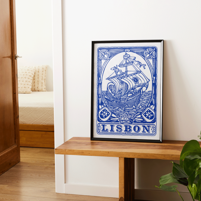 Póster con un azulejo pintado de azul que representa un barco con la palabra Lisboa debajo Azulejo de Lisboa Azulejo pintado de azul 1