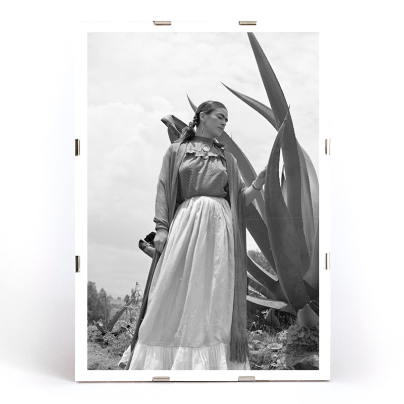 Frida Kahlo debout à côté d&#39;un agave