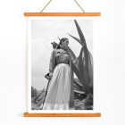 Frida Kahlo in piedi accanto a una pianta di agave