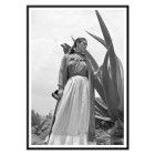 Frida Kahlo junto a una planta de agave