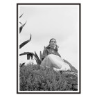 Frida Kahlo seduta accanto a una pianta di agave