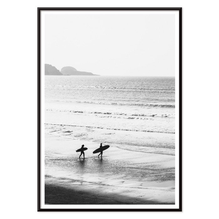 Surfistes caminant per la platja
