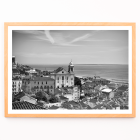 Póster Imagen en blanco y negro 1 del paisaje del casco antiguo de Lisboa con vistas a los edificios históricos y al paseo marítimo.