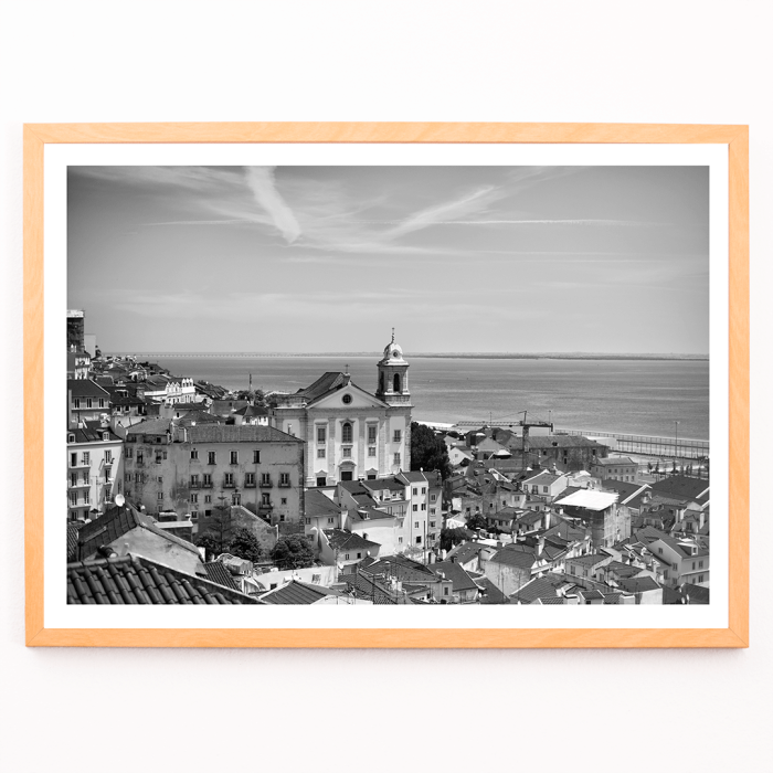 Póster Imagen en blanco y negro 1 del paisaje del casco antiguo de Lisboa con vistas a los edificios históricos y al paseo marítimo.