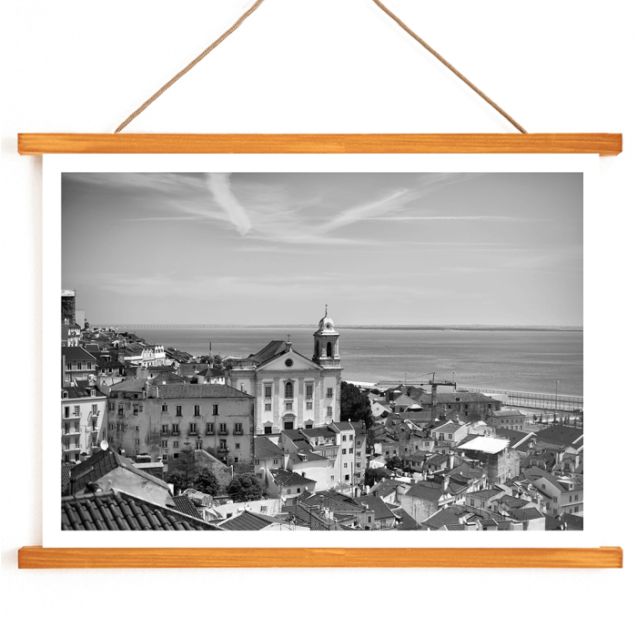 Póster Imagen en blanco y negro 1 del paisaje del casco antiguo de Lisboa con vistas a los edificios históricos y al paseo marítimo.