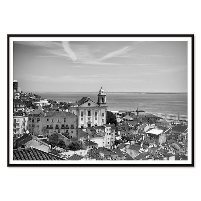 Póster Imagen en blanco y negro 1 del paisaje del casco antiguo de Lisboa con vistas a los edificios históricos y al paseo marítimo.