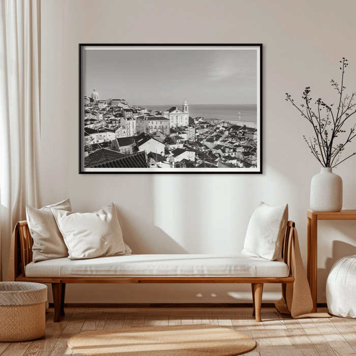 Póster del barrio de Alfama de Lisboa con vistas a los edificios tradicionales y al río Tajo por Alfama Lisboa Ciudad Vieja Paisaje Fotografía en blanco y negro