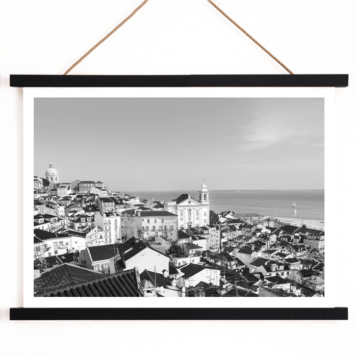 Póster del barrio de Alfama de Lisboa con vistas a los edificios tradicionales y al río Tajo por Alfama Lisboa Ciudad Vieja Paisaje Fotografía en blanco y negro