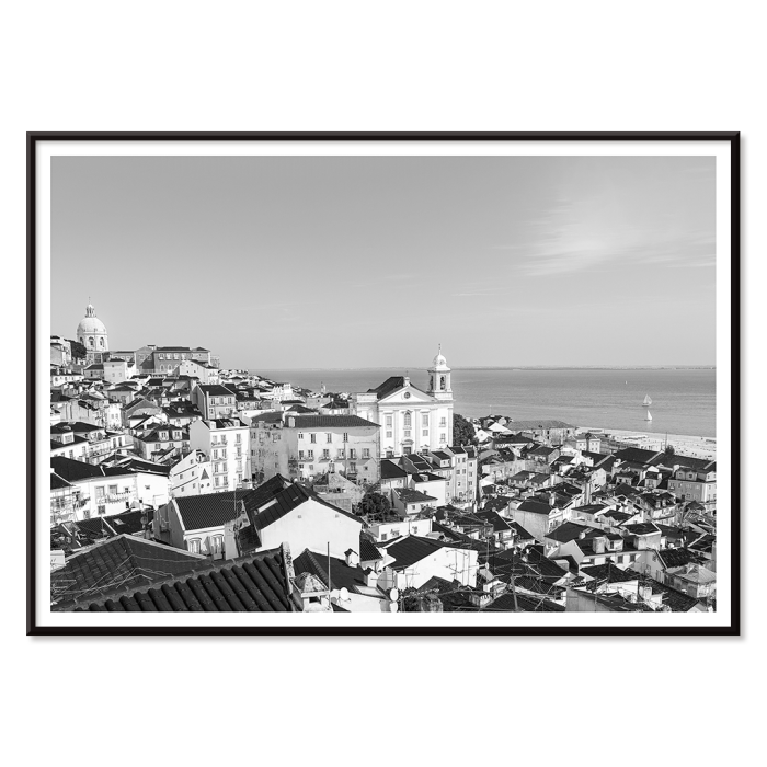 Póster del barrio de Alfama de Lisboa con vistas a los edificios tradicionales y al río Tajo por Alfama Lisboa Ciudad Vieja Paisaje Fotografía en blanco y negro