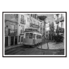 Poster mettant en vedette le tramway de Lisbonne 28 Image en noir et blanc montrant le tramway naviguant dans des rues étroites et historiques avec des chemins pavés.