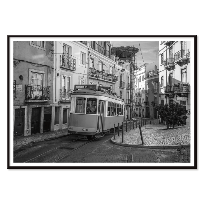 Póster con el tranvía 28 de Lisboa Imagen en blanco y negro que muestra el tranvía circulando por calles estrechas e históricas con caminos adoquinados.