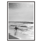 El cartel en blanco y negro Surfer in Portugal de Black & White Picture muestra a un surfista solitario entrando al océano con una tabla de surf.