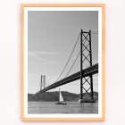 Póster Imagen en blanco y negro del Puente de Lisboa con una fotografía enmarcada de un puente colgante y un velero en el agua