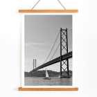 Póster Imagen en blanco y negro del Puente de Lisboa con una fotografía enmarcada de un puente colgante y un velero en el agua