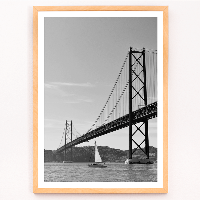 Poster avec le pont de Lisbonne Photo en noir et blanc avec une photographie encadrée d'un pont suspendu et d'un voilier dans l'eau