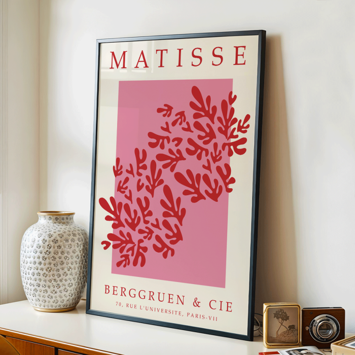 Papiers découpés 3 inspirados em Matisse impressão de arte abstrata vermelha e rosa affiche da galeria Berggruen Pôster com formas recortadas vermelhas em um fundo rosa inspirado na obra de arte de Matisse intitulada Papiers découpés 3.