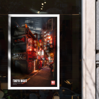 Póster representa una vibrante calle de Tokio por la noche con linternas iluminadas, titulada Tokyo Night de Mo Art Gallery.