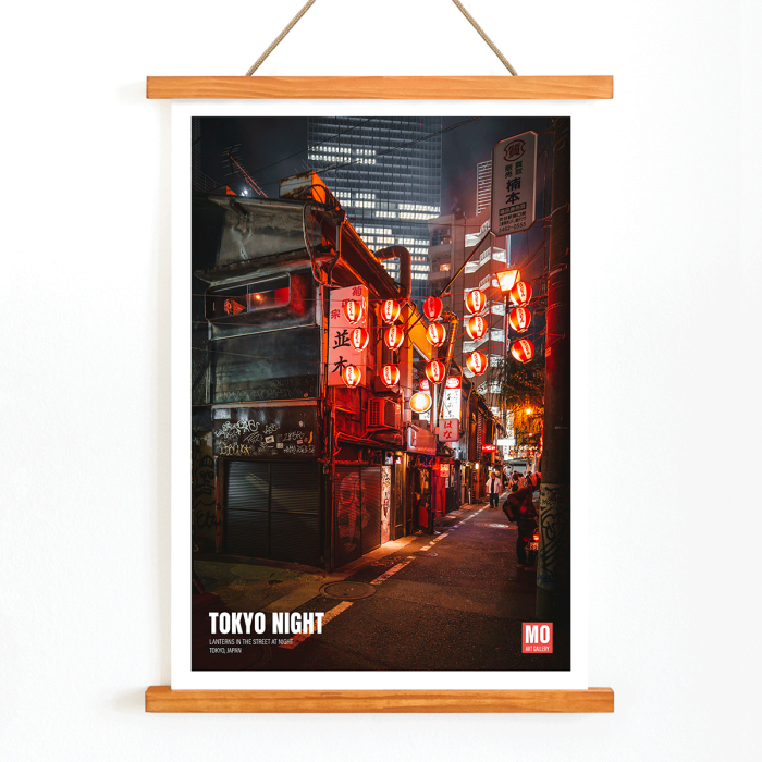 Póster representa una vibrante calle de Tokio por la noche con linternas iluminadas, titulada Tokyo Night de Mo Art Gallery.