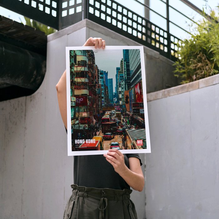 Póster de una animada escena callejera de Kowloon en Hong Kong por Mo Art Gallery.