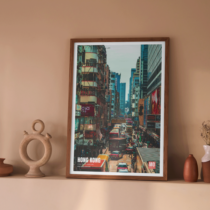 Póster de una animada escena callejera de Kowloon en Hong Kong por Mo Art Gallery.