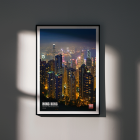 Poster intitulé Hong Kong Nightview par Mo Art Gallery présentant un horizon urbain dynamique la nuit avec des gratte-ciel illuminés.