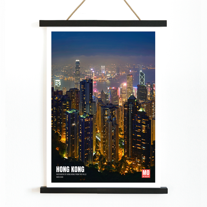 Poster intitulé Hong Kong Nightview par Mo Art Gallery présentant un horizon urbain dynamique la nuit avec des gratte-ciel illuminés.