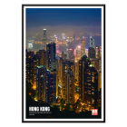 Póster titulado Hong Kong Nightview de Mo Art Gallery que muestra un vibrante horizonte de la ciudad por la noche con rascacielos iluminados.