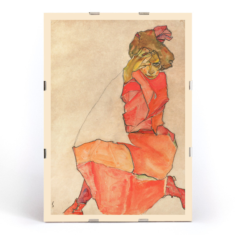 Femme en robe rouge-orange