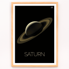 Póster de la obra de arte Saturno de la NASA que presenta el planeta Saturno con sus anillos sobre un fondo negro.