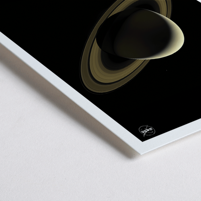 Poster de l'oeuvre Saturn de la NASA représentant la planète Saturne avec ses anneaux sur fond noir.