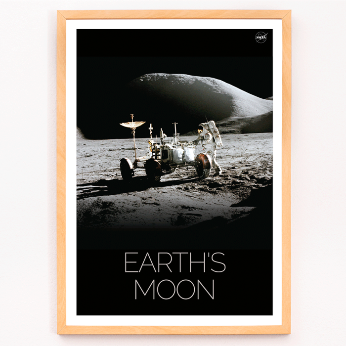 Un cartel titulado "Man on Moon 1" de la NASA que muestra a un astronauta junto a un vehículo lunar en la superficie lunar con el texto "Luna de la Tierra".