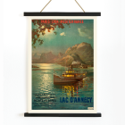 Póster presenta una serena escena nocturna de un barco en el lago de Annecy con montañas circundantes y un cielo brillante de François-Charles Cachoud.