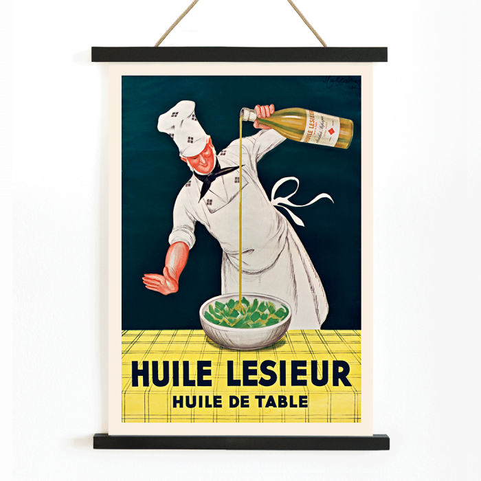 Póster presenta a un chef vertiendo aceite de una botella en un tazón de ensalada Huile Lesieur de Leonetto Cappiello.