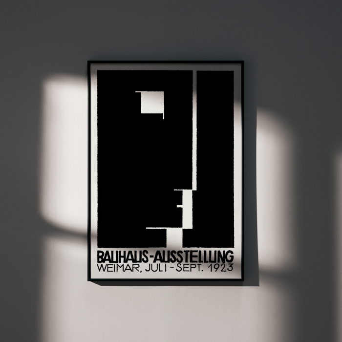 Poster de l'exposition Bauhaus de László Moholy-Nagy présentant des formes géométriques abstraites en noir et blanc.